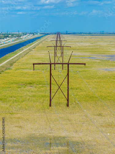 Foto Aerial drone inspection photo of electric power line pylons over the Everglades