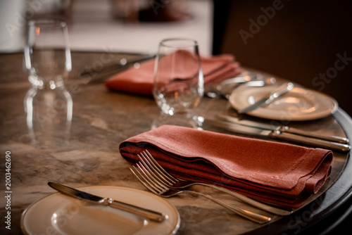Fotografi Elegant Restaurant Table Setting with Glassware and Pink Napkins – Fine Dining A