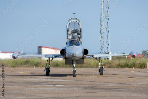 Bild auf Leinwand Avión de combate ligero biplaza en la pista con las cabinas abiertas