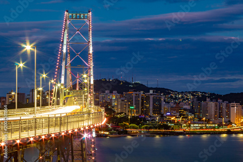 Foto night view of the Hercílio Luz Bridge in Florianópolis and the traffic lights, i