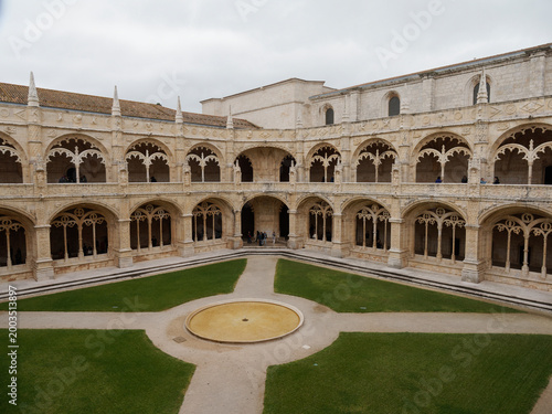 Fotografija Cloître du monastère des Hiéronymites à Belém, architecture manuéline et jardin