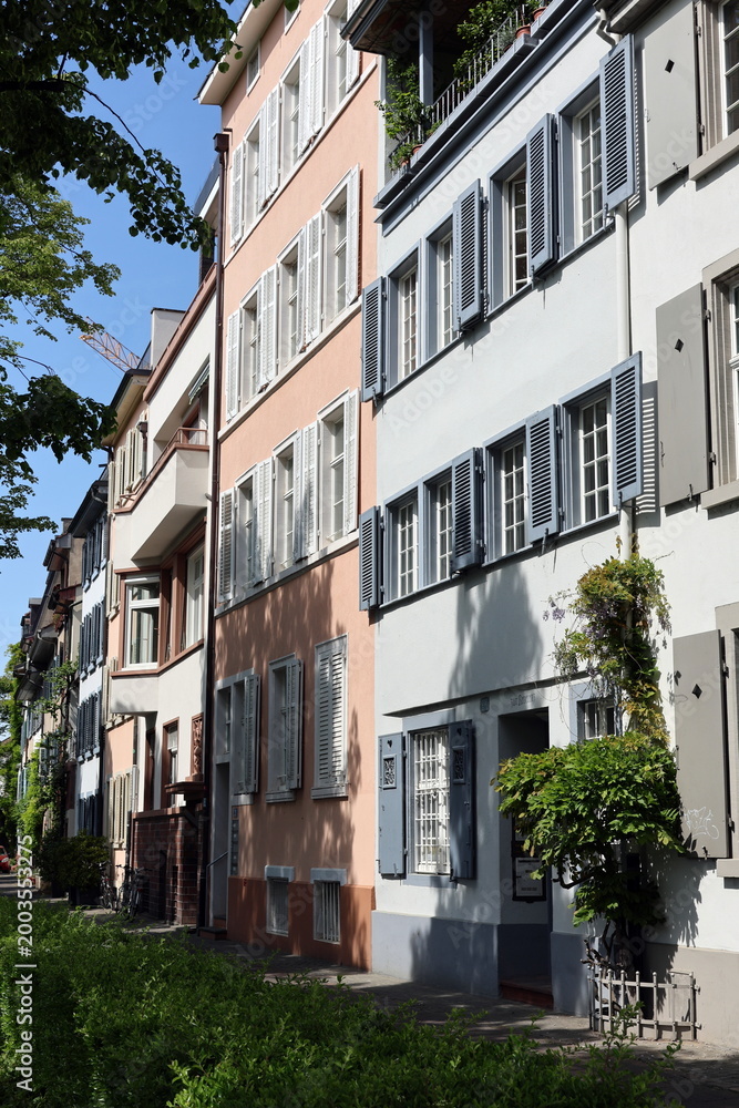 Fototapeta premium Altbauten am Oberen Rheinweg in Basel im Frühling