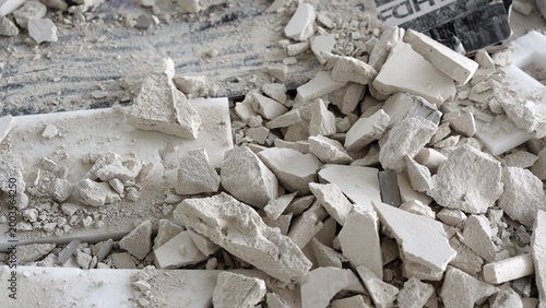 Foto Construction debris pile with broken white plasterboard and drywall pieces