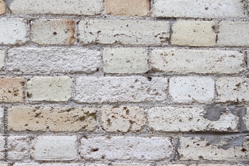 Foto A close-up of a damaged exterior wall of a building with bricks erosion