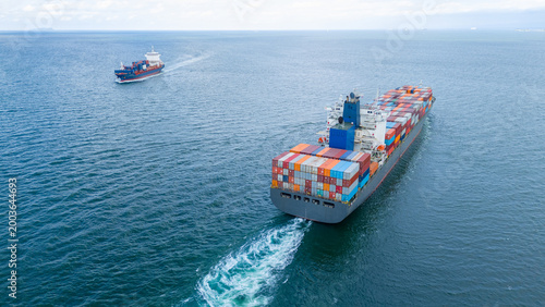 Εκτύπωση καμβά two large container ships passing each other in the open ocean
