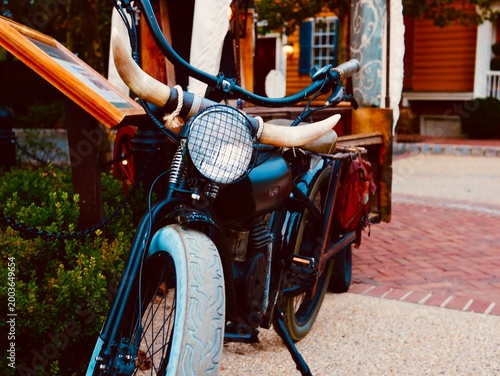 Konstfotografi vintage motorbike on the side of the street