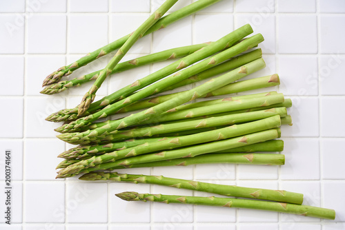生のグリーンアスパラガス 白いタイルに並べた春の旬野菜