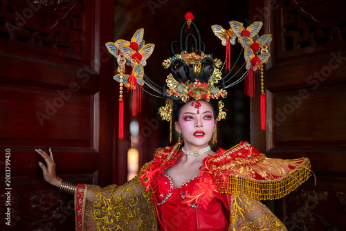 Fotografija Chinese woman wearing traditional costume and elaborate headdress