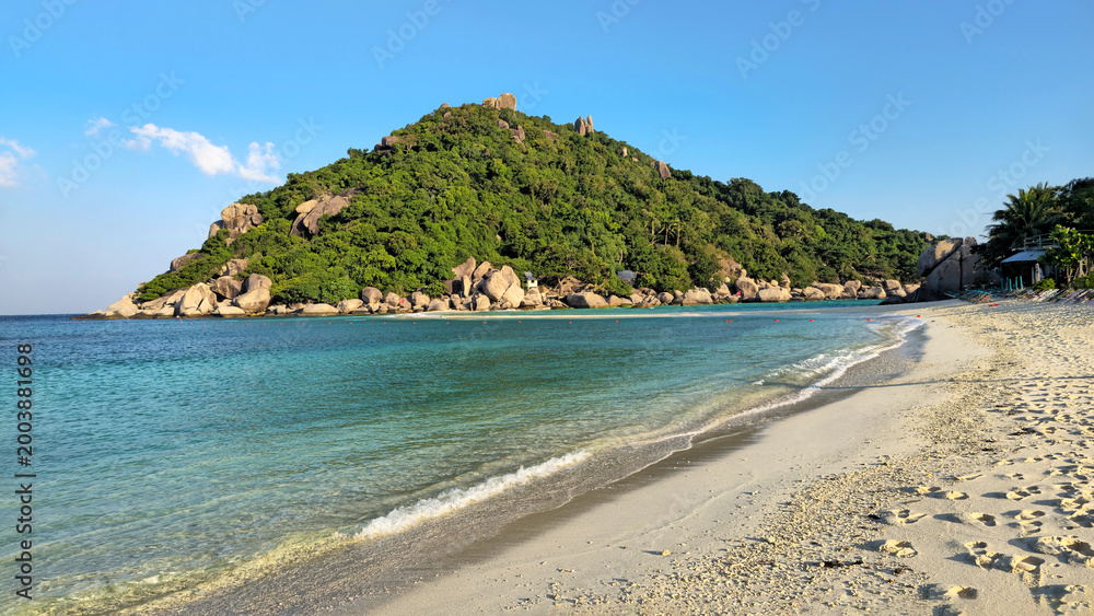 Fototapeta premium Ko Nang Yuan island sandbar connecting two tropical islands, Island Ko Nang Yuan, Surat Thani, Thailand, Southeast Asia.