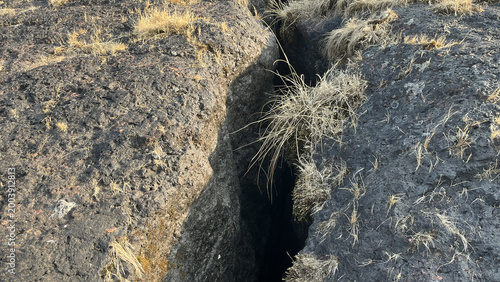 Tableau sur toile Narrow Stone Crack With Dry Grass