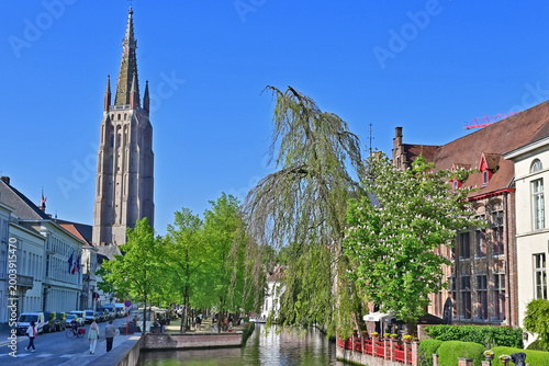 Bild auf Leinwand Bruges,  case, strade e la torre campanaria della Chiesa di Nostra Signora, Fian