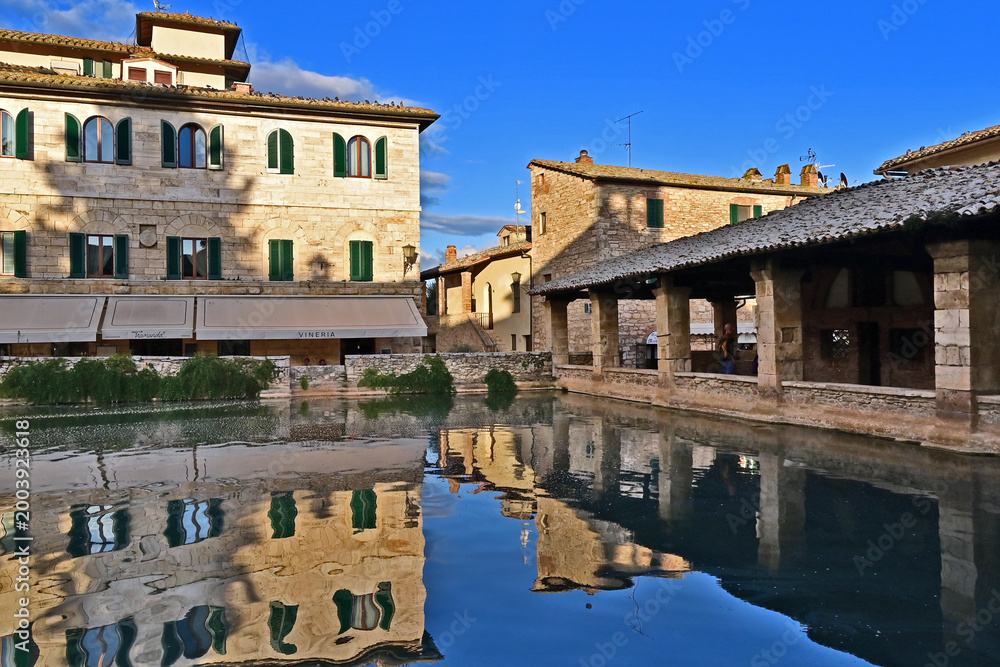 Fototapeta premium Bagno Vignoni, l'antico borgo e la famosa piscina termale, Siena, Val d'Orcia, Toscana