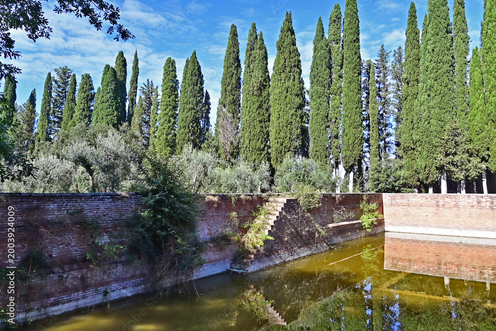 Fototapeta premium Asciano, il parco e la peschiera dell'Abbazia di Monte Oliveto Maggiore, Siena, Toscana