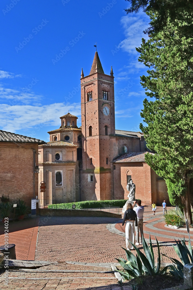 Fototapeta premium Asciano, l'Abbazia di Monte Oliveto Maggiore, Siena, Toscana