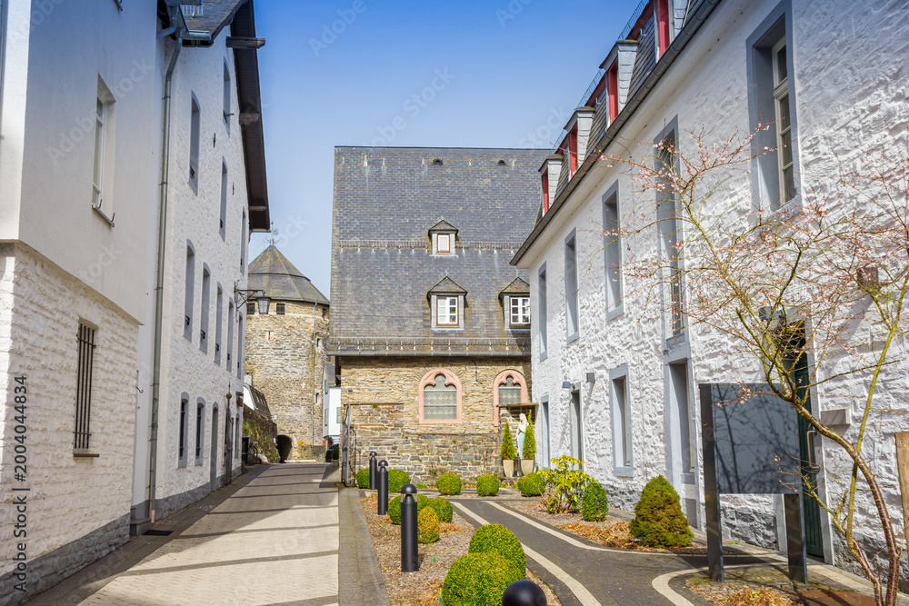 Obraz premium Street with old houses leading to the donkey tower in Monschau, Germany