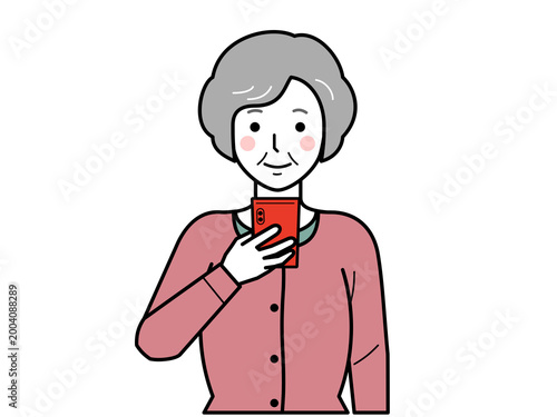 正面向き。スマホを見るカーディガンを着た高齢女性。その2