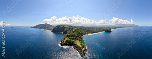 Foto Aerial Panorama of Tropical Coastline with Lush Green Cliffs and Turquoise Ocean