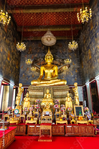 Obraz na plátne A golden statue of Phra Sri Shakyamuni Buddha in the main chapel of Wat Suthat Thepwararam in Bangkok, Thailand