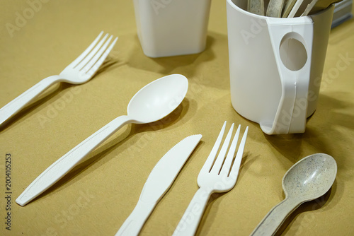 Examples of eco-friendly spoons and forks made from biodegradable natural materials for sustainable living.