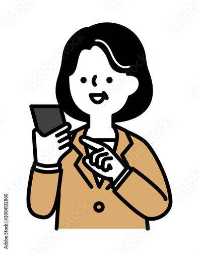 笑顔でスマホを操作するシニア女性