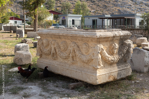 Schilderij op canvas Historical sarcophagus resting on the grounds near the Triumphal Arch of the Ancient City of Anavarza (Anazarbos)