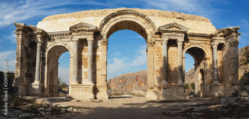 Tableau sur toile The Triumphal Arch of the Ancient City of Anavarza (Anazarbos) is a Roman marvel in Adana