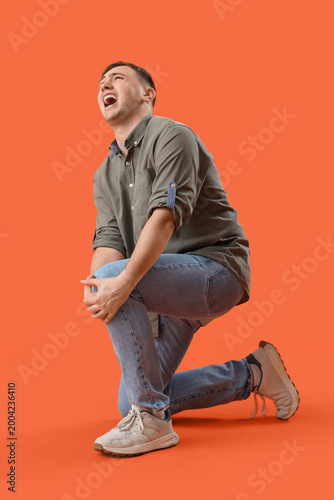 Young man suffering from kn...