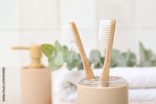 Konstfotografi Holder with wooden toothbrushes, closeup