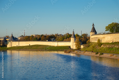 Tableau sur toile Autumn evening at the walls of the ancient Kremlin. Pskov, Russia