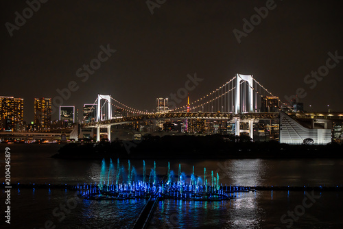 Tableau sur toile Tokyo Rainbow Bridge Night Panorama with Glowing Fountain and Tokyo Tower in Bac
