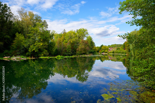 Cuadro en lienzo Loing river in Souppes-sur-Loing village. Île-de-France region