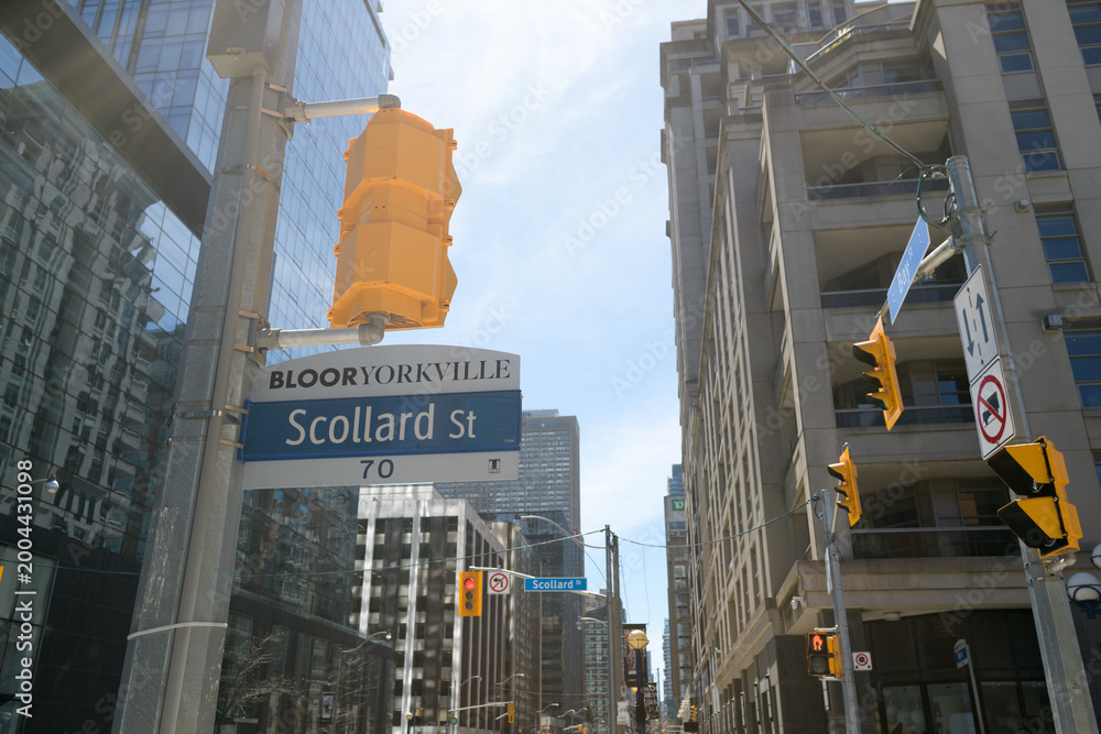 Fototapeta premium looking south on Bay St from Scollard St, Toronto