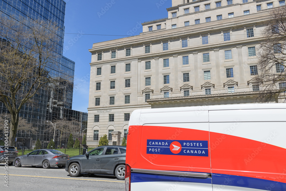 Fototapeta premium Canada Post delivery vehicle near The Manufacturers Life Insurance Company, 200 Bloor St E, Toronto
