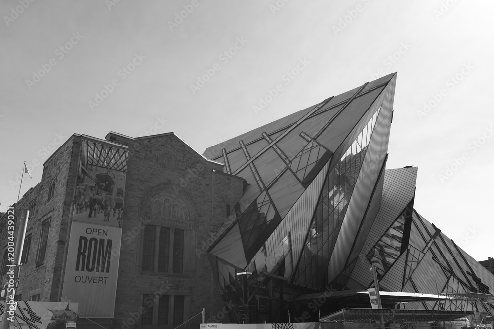 Naklejka premium black and white view of Michael Lee-Chin Crystal designed by Daniel Libeskind at the Royal Ontario Museum, Bloor St W, Toronto