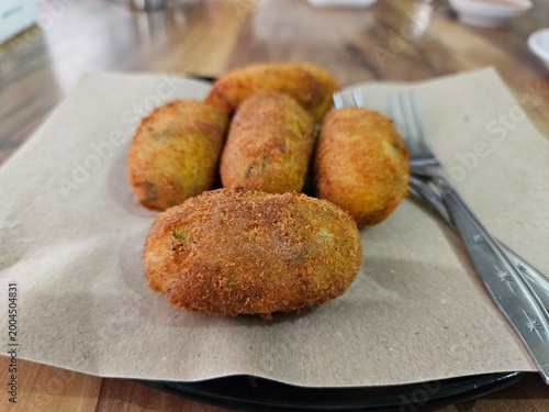 Foto Golden fried breaded croquettes with creamy bechamel or potato filling, savory appetizer on white background