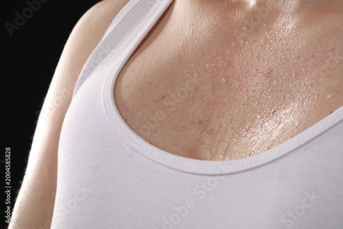 Foto Young guy with sweat on his body against black background, closeup