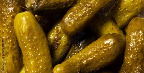 Foto Homemade Pickles texture. Canned Cucumbers. Food background