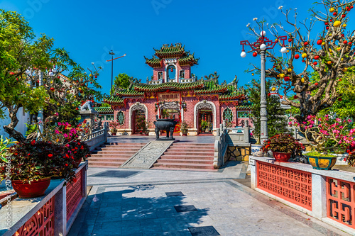 Tableau sur toile A view of the Fujian Assembly Hall in the old town in Hoi An, Vietnam on a brigh