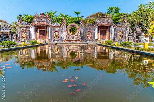 Foto A view of reflections in the pond in front of a Temple Gate in the old town in H