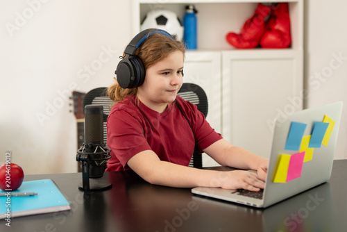 Φωτογραφία Kid blogger recording content with a microphone