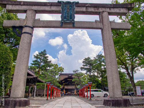 Принти на полотні 京都の豊臣秀吉を祀る豊国神社の鳥居と参道と晴れた青空