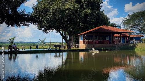 Valokuva Lakeside house with reflections in rural landscape