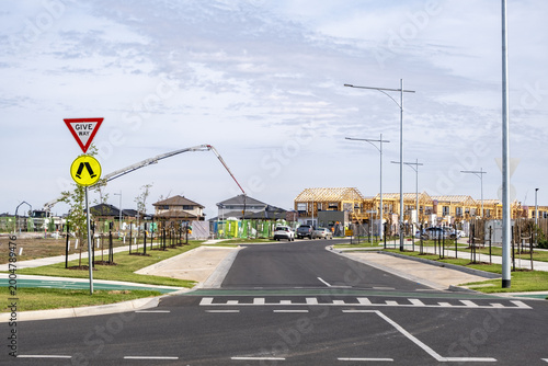 Foto A newly constructed road intersection in a greenfield residential estate in Melbourne's outer suburbs,Tarneit, Australia