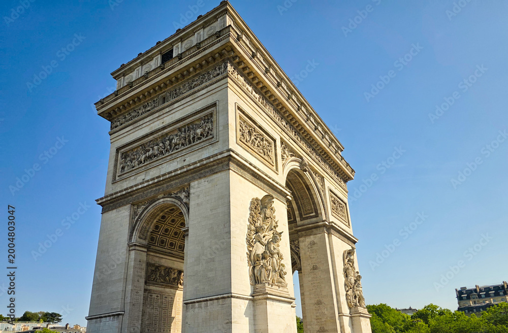 Fototapeta premium Arc de Triomphe in Paris Under Clear Blue Sky