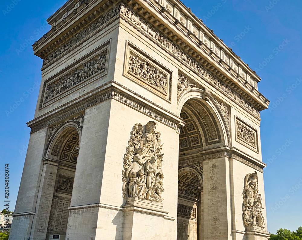 Fototapeta premium Arc de Triomphe in Paris Under Clear Blue Sky