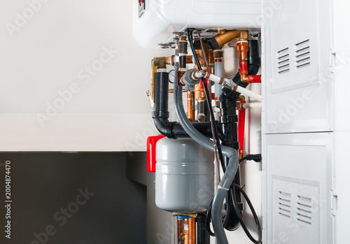 Fotografía Plumbing underneath hot water heating system