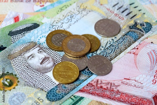Tableau sur toile Bahraini dinar money bills and coins on table