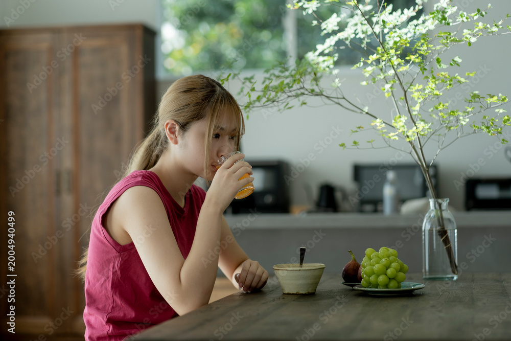 Fototapeta premium 朝食を食べる若い日本人女性