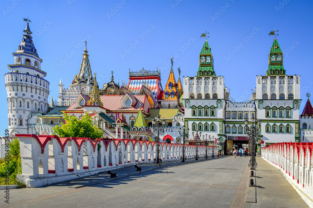 Fototapeta premium Decorative bridge and passage to the entrance gates of the Izmailovo Kremlin, Moscow city in Russia
