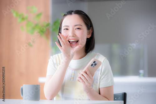 口コミや紹介で応援するポーズの主婦のようなエプロンを着た女性　時短や節約などの消費者、前向き、ポジティブになポーズのイメージ